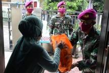 Komandan Batalyon Howitzer 2 Marinir Donasi Sembako untuk Masyarakat Sidparjo