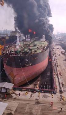 Kapal yang tengah mendapat perbaikan di galangan kapal di Belawan, Medan, terbakar, Senin (11/5) pagi. Upaya pemadaman masih berlangsung, sedangkan korban jiwa belum diketahui.