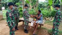 Prajurit Kostrad Merauke Bagikan Sembako dan Masker di Kampung Baidub 