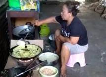 Ibu Yuni, penjual peyek asal Makasar, Sulawesi Selatan