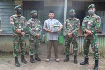 Prajurit Yonif 411 Kostrad Berikan Al Quran kepada Guru Ngaji di Tapal Batas 