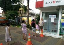 Warga penerima manfaat dapat mencairkan bantuan dengan cara menarik secara tunai di ATM Bank DKI yang tersebar di DKI Jakarta dan sekitarnya. Demikian disampaikan Sekretaris Perusahaan Bank DKI, Herry Djufraini secara tertulis di Jakarta (15/05).