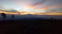 Suasana Saat Sunrise di Puncak B-29, Terdapat 3 Gunung, yakni Gunung Lemongan, Gunung Argopuro dan Gunung Raung (Chodijah Febriyani/INDUSTRY.co.id)