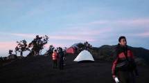 Suasana Para Wisatawan yang Berkemping di Atas Puncak B-29