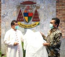 Direktur Teknik Pelindo 1, Hosadi A Putra menyerahkan bantuan APD secara simbolis kepada Keuskupan Agung Medan yang diterima oleh Uskup Agung Medan, Mgr Kornelius Sipayung 