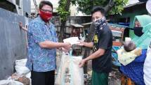 Terharu, Pemrov Jatim Sebar Ribuan Sembako ke Warganya di Jabodetabek