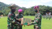Prajurit Marinir dan Petani Binaan Terima Bingkisan Lebaran dari Danyonif 9