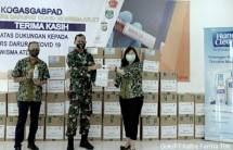 Serah terima Bantuan Hand Sanitizer Sebanyak 5000 Botol Oleh Feni Herawati, Direktur Divisi Consumer Health PT Kalbe Farma Tbk. kepada Kolonel Cba Agung Maryono, Dansub Satgas Perbekalan dan Donasi RS Darurat Covid-19 Wisma Atlet, Jakarta