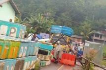 Aksi penutupan jalan Maumere-Larantuka di Desa Hikong, Kecamatan Talibura, tepatnya di perbatasan Kabupaten Flores Timur dan Kabupaten Sikka, NTT/ Foto Pos Kupang