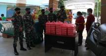 Satgas Yonif 411 Kostrad Bagikan Makanan untuk Tenaga Medis di RSUD Merauke 