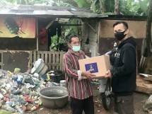 Warga bantaran sampah mendapat bantuan Relawan Gugus Tugas Covid-19 TangSel 