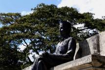Patung Bung Karno di samping pohon sukun di kompleks Pelabuhan Bung Karno, Ende, Pulau Flores, Nusa Tenggara Timur. 