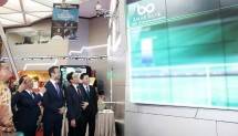 Vishal Tulsian, Presiden Direktur Amar Bank memantau pergerakan saham Amar Bank