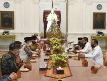 Presiden Joko Widodo dan Wakil Presiden K.H. Ma&rsquo;ruf Amin mengadakan pertemuan dengan delapan tokoh lintas agama di Istana Merdeka, Selasa sore, 2 Juni 2020.