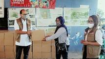 Ketua Yayasan Kemanusiaan Kadin Indonesia, Rosan P. Roeslani saat menyalurkan paket bantuan corona