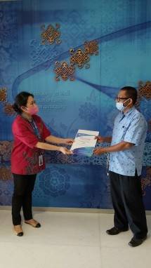 Direktur Utama PT Blue Bird Tbk, Noni Purnomo memberikan apresiasi terhadap pengemudi taksi yang menyelamatkan seorang gadis yang diculik dari Jambi