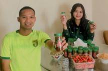 Oktafianus Fernando bersama istri menggeluti bisnis kecil-kecilan selama jeda pandemi ini (Foto Dok Persebaya)