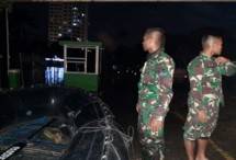 Satgas Pasmar 1 Bantu Warga Pluit Terdampak Banjir Rob