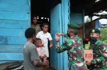 Prajurit Satgas Pamtas RI-PNG Yonif 411 Keliling Kampung Bagikan Bubur Kacang Hijau