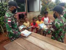 Satgas Pamtas RI-PNG Berikan Hadiah Buku Pelajaran Kepada Anak-Anak di Kampung Baidub