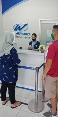 Para Nasabah WOM Finance sedang menyetorkan cicilan mereka melalui kantor kas perseroan. (Foto: Humas WOM Finance)