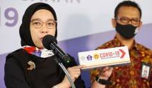 Peneliti Universitas Airlangga (Unair) Dokter Purwati (kiri) di Media Center Gugus Tugas Nasional, Jakarta, pada Jumat (12/6).