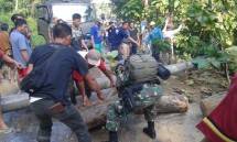 Prajurit Marinir Pesawaran -Masyarakat Bersama Bersihkan Akses Jalan Pasca Longsor
