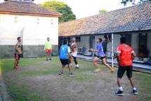 Tingkatkan Kebugaran Tubuh, Prajurit Marinir Berolah Raga Sepak Takraw dan Panahan