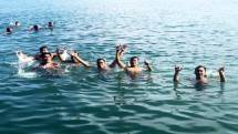 Prajurit Marinir Renang Laut di Lombok NTB