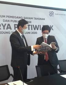 Wakil Presiden Direktur PT Surya Pertiwi Tbk, Willianto Alim (kiri), didampingi oleh Investor Relations, Adhi Sudargo Tasmin (kanan), usai acara RUPST perseroan di Jakarta. (Foto: Abraham Sihombing)