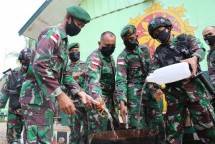 Prajurit Yonif 411 Kostrad Musnahkan Ratusan Botol Miras Illegal 