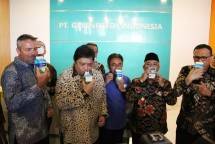 Menperin, Airlangga Hartarto didampingi Dirjen Industri Agro, Panggah Susanto dan CEO of AustAsia Dairy Group, Edgar Collins minum susu bersama seusai peresmian Manufacturing Unit PT Greenfields Indonesia