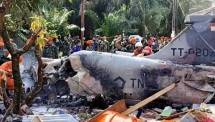 Bangkai pesawat tempur jenis Hawk 200 milik TNI yang jatuh di Kampar, Riau (Foto Antara)