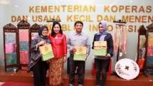 Penasehat Dharma Wanita Persatuan Kementerian Koperasi dan UKM Bintang Puspayoga dalam rangkaian acara peringatan Hari Kartini di Jakarta, Kamis (4/5/2017).