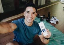 Andrew White menggenggam botol sampho 