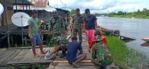 Satgas 754 Kostrad Bantu Perbaiki Jalan 