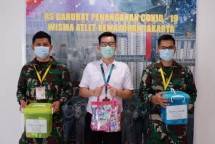 Kiri-Kanan) Letda Ckm dr. Ekal Suranta, Senior Manager Corporate Communications Kao Indonesia Johny Lay dan Letda Ckm dr. I Komang Trisna Aryawan usai Menerima Kao Care Box