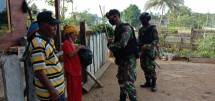 Satgas 754 Kostrad Bagikan Puluhan Paket Sembako di 6 Kampung Papua