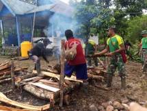 Satgas 754 Kostrad Bakar Batu Bersama dengan Masyarakat Kiliarma Papua 