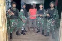 Masyarakat Perbatasan Papua Serahkan Dua Pucuk Senpi 