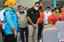 Mensos Juliari P Batubara dan walikota Tangsel Airin berdialog dan menyerahkan bansos sembako presiden tahap V di Serpong, Tangsel 