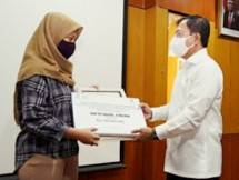 Menkes Terawan di RSUD Soetomo beeikan santunan tiga tenaga medis yang wafat