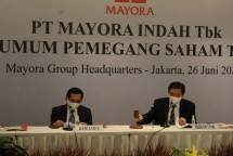 Komisaris Hermawan Lesmana dan Direktur Utama Andre Sukendra Atmadja PT Mayora Indah Tbk (Ki-ka)