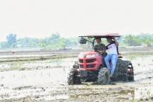 Menteri Pertanian Syahrul Yasin Limpo saat membajak sawah. (Doc: Kementan)