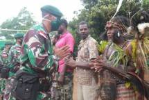 Warga Papua Saat Perpisahan Dengan Satgas Yonif 411
