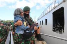 Nenek Sumiyati Pulang Kampung Bersama Satgas Yonif 411 Naik KRI Banda Aceh 