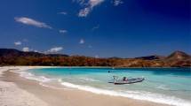 Suasana Pantai Maluk, Nusa Tenggara Barat, Sumbawa Barat (Foto:fotowisata)