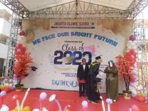 Wisuda siswa dan siswi JISc menerapkan social distancing (Doc: Anto)