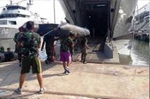 Prajurit Yonif 5 Marinir Embarkasi Material Perahu Karet
