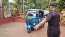 Wisudawan Naik Bajaj di Tengah Kawan-kawannya Bermobil Mewah